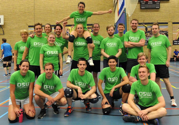 Groepsfoto van DSW-werknemers als volleybal team